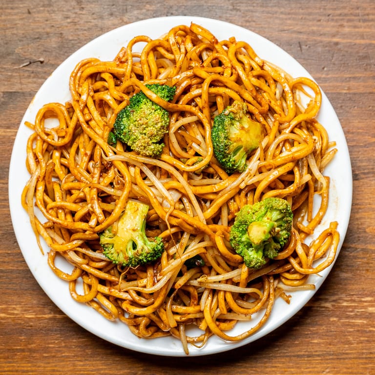 Delicious Lo Mein Noodles: A Must-Try!